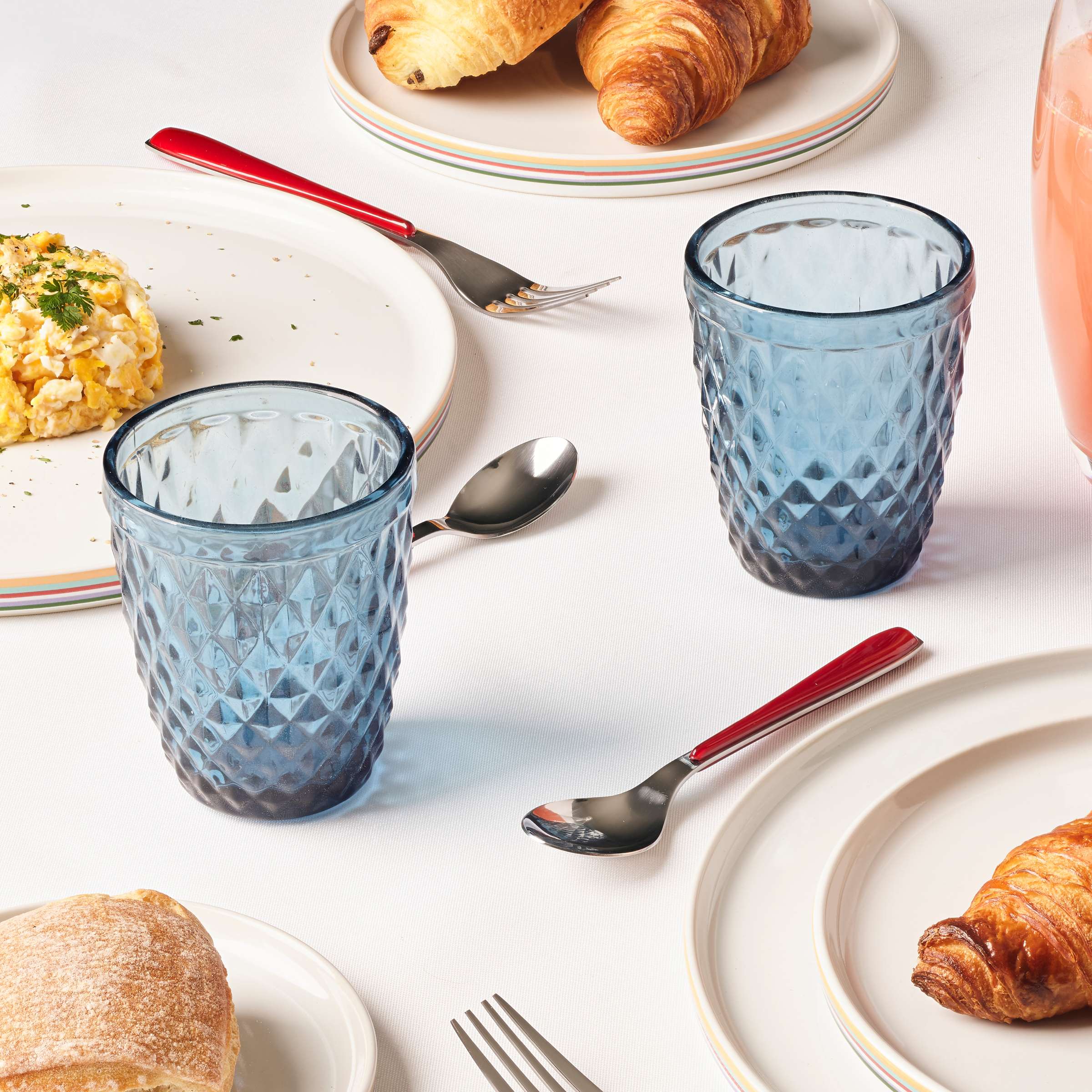 Blaues Diamond Trinkglas von Médard de Noblat, elegantes Tischgeschirr, klare Form und hochwertiges Glas für stilvollen Service