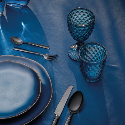 Blaues DIAMOND Weinglas von Médard de Noblat, elegantes Trinkglas für Wein, auf einem Tisch dekorativ präsentiert.
