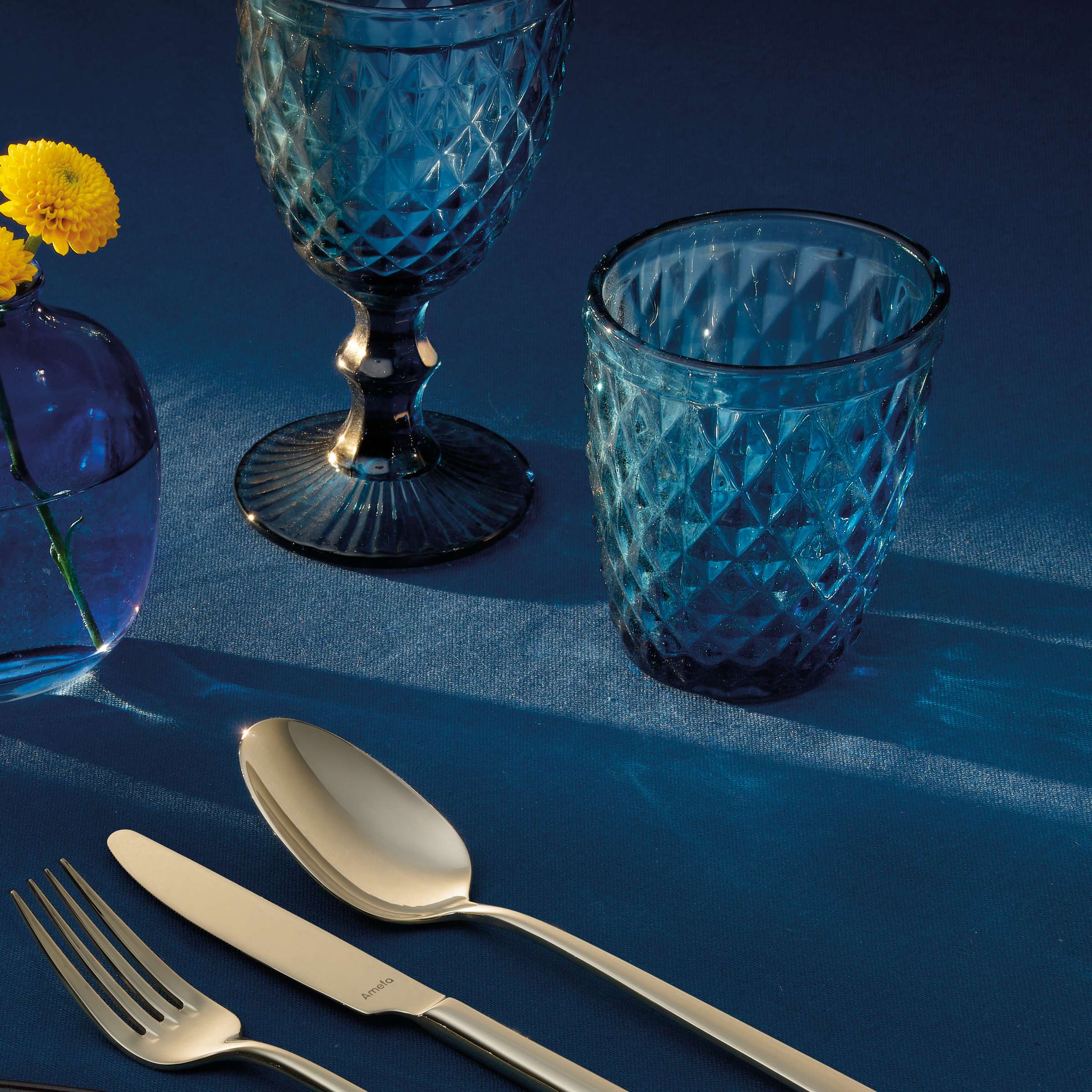 Blaues DIAMOND Trinkglas von Médard de Noblat auf einem Tisch, elegantes Design für Tischgeschirr.