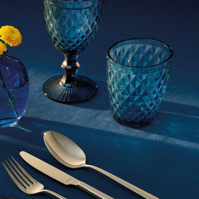 Blaues DIAMOND Trinkglas von Médard de Noblat auf einem Tisch, elegantes Design für Tischgeschirr.