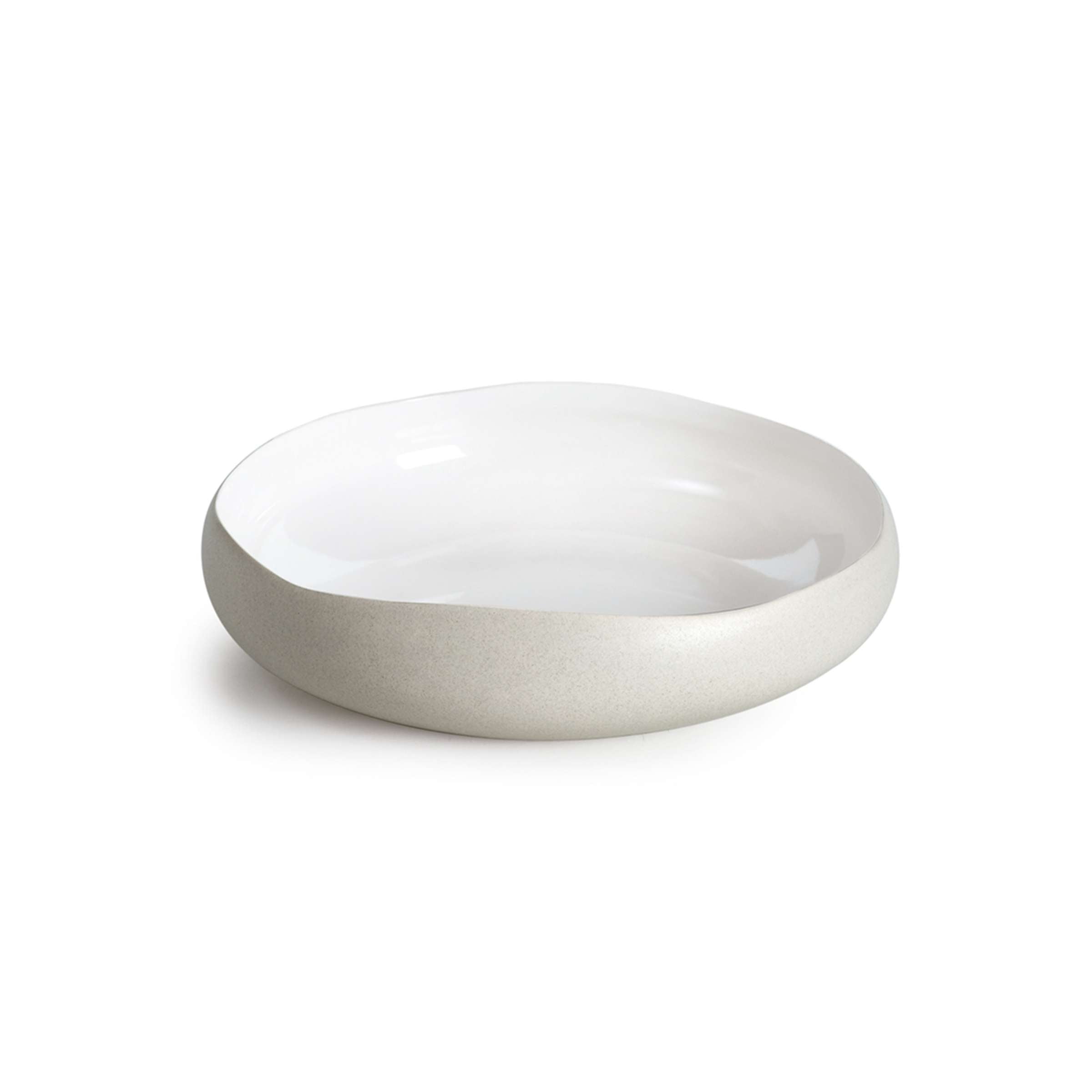 Weiße Suppenteller OSLO WHITE von Médard de Noblat, elegantes Geschirr für den Tisch, aus Keramik gefertigt.