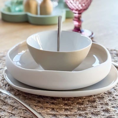 Weiße Suppenteller OSLO WHITE von Médard de Noblat, elegantes Geschirr für den Tisch, mit schlichter weißer Oberfläche.