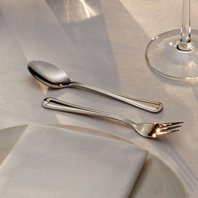 ELEGANCE Besteckset 24-teilig von Amefa mit Messer, Gabel, Löffel aus Edelstahl, elegant auf dunklem Hintergrund präsentiert.