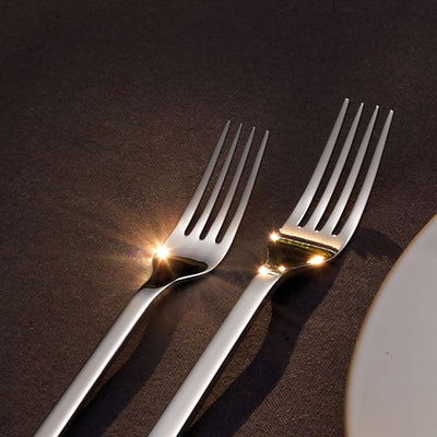 Amefa CUBE Besteckset 24-teilig mit Messer, Gabel, Löffel aus Edelstahl, modernes Design, auf einem Tisch.