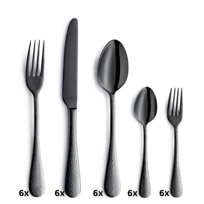 Schwarzes Amefa SIERRA Besteckset 30-teilig aus Edelstahl mit PVD-Beschichtung, Messer, Gabeln und Löffel auf weißem Hintergrund