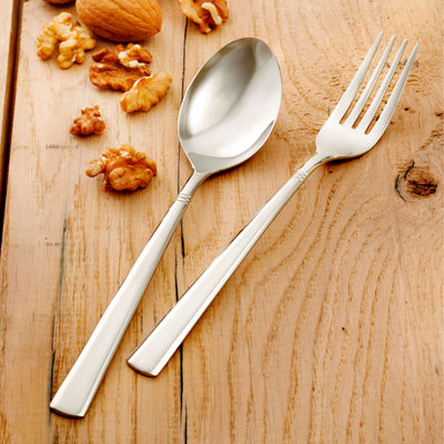 Amefa PALMON Besteckset 24-teilig mit Messer, Gabel, Löffel, Teelöffel aus Edelstahl, elegant und vollständig auf einem Tisch.