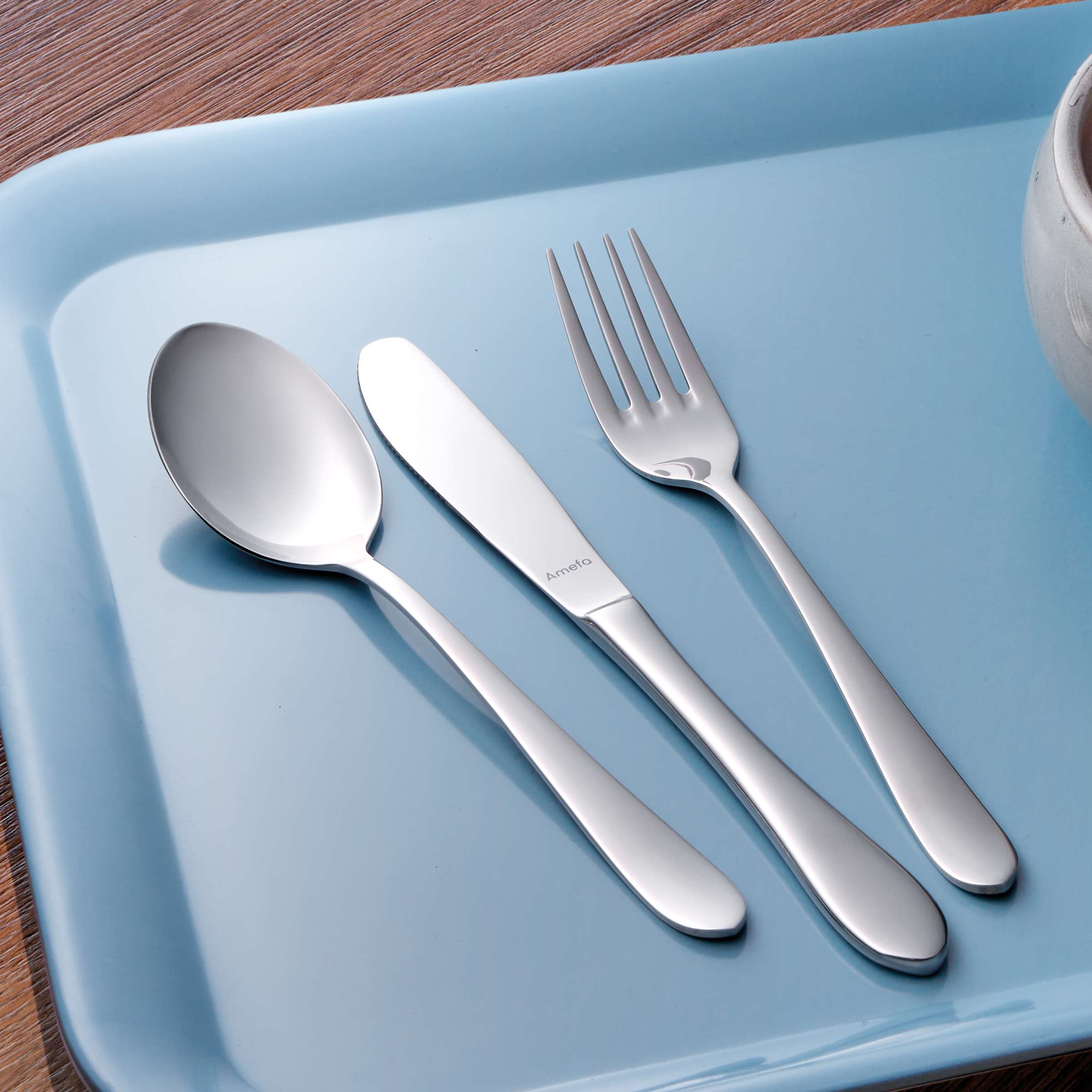 Amefa SONATE Besteckset 24-teilig, glänzendes Edelstahl mit Messer, Gabel, Löffel und Teelöffel, elegant auf Holzunterlage gelegt