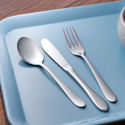 Amefa SONATE Besteckset 24-teilig, glänzendes Edelstahl mit Messer, Gabel, Löffel und Teelöffel, elegant auf Holzunterlage gelegt