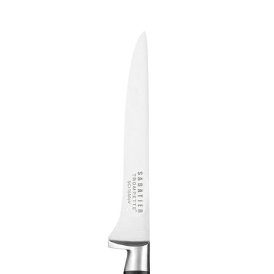 Sabatier Trompette Ausbeinmesser, Küchenmesser mit scharfer Klinge, zum präzisen Ausbeinen von Fleisch, auf Küchenarbeitsfläche liegend