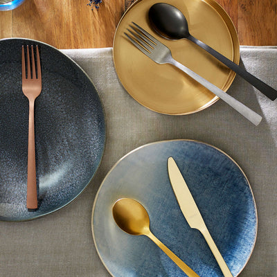 Amefa MANILLE Besteckset 16-teilig, PVD champagner vintage mit Messer, Gabel, Löffel aus Edelstahl auf weißem Hintergrund