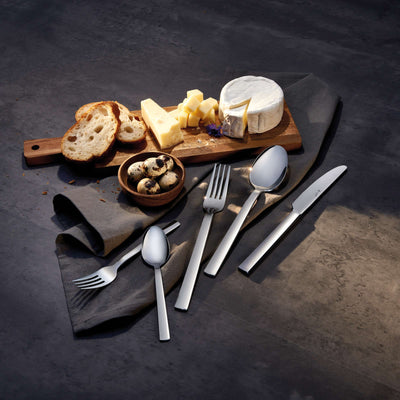 AURA Salatlöffel aus Edelstahl, Paul Wirths, mit ergonomischem Griff, ideal für Salate und Servieren, auf hellem Hintergrund.