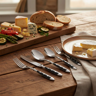 Schwarzfarbenes COUNTRY Besteckset 30-teilig von Kuppels mit Messer, Gabel, Löffel und Teelöffel auf stimmungsvoller Kulisse