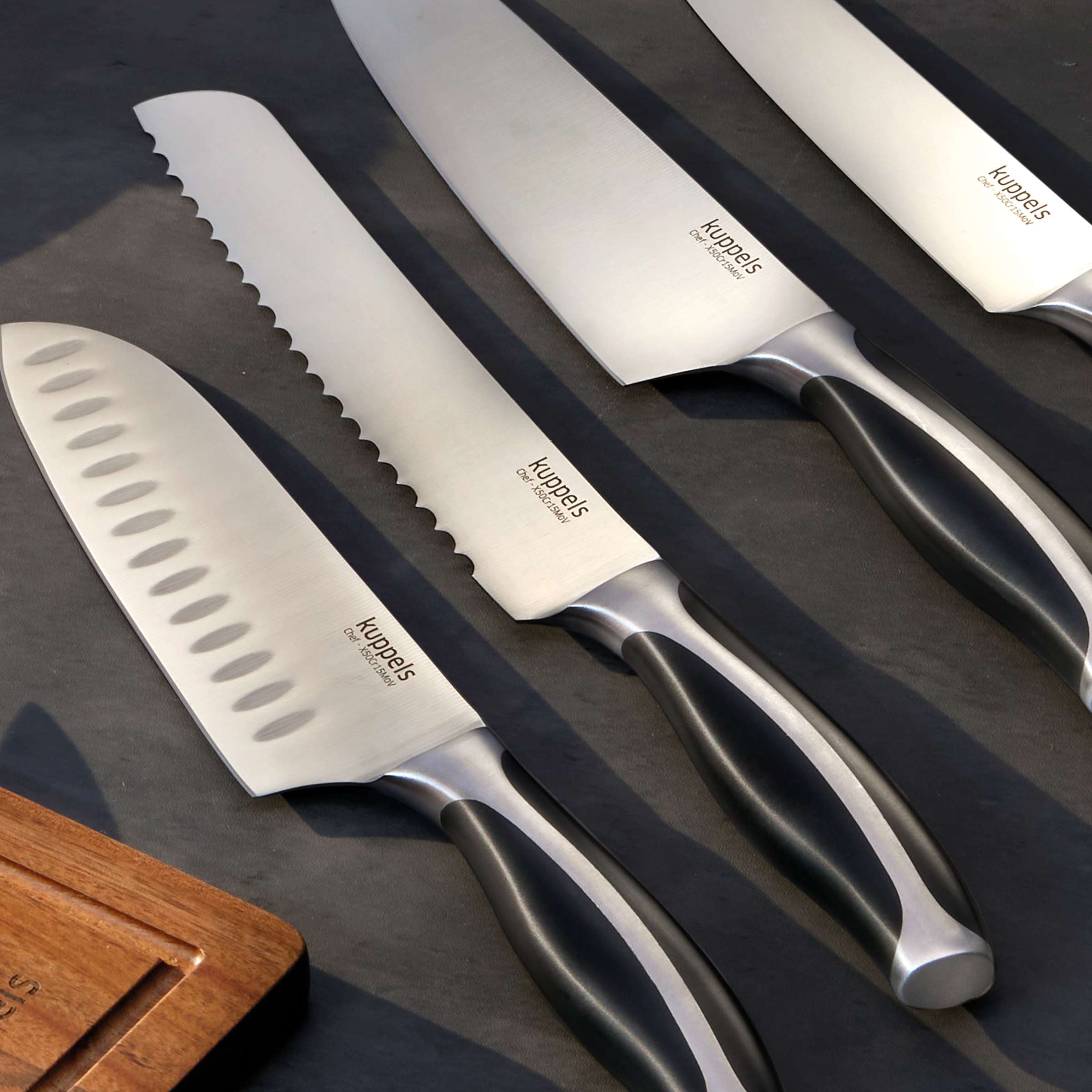 Kuppels CHEF Brotmesser, Küchenmesser mit langer Klinge, zum Schneiden von Brot, liegt auf Schneidebrett, Nahaufnahme