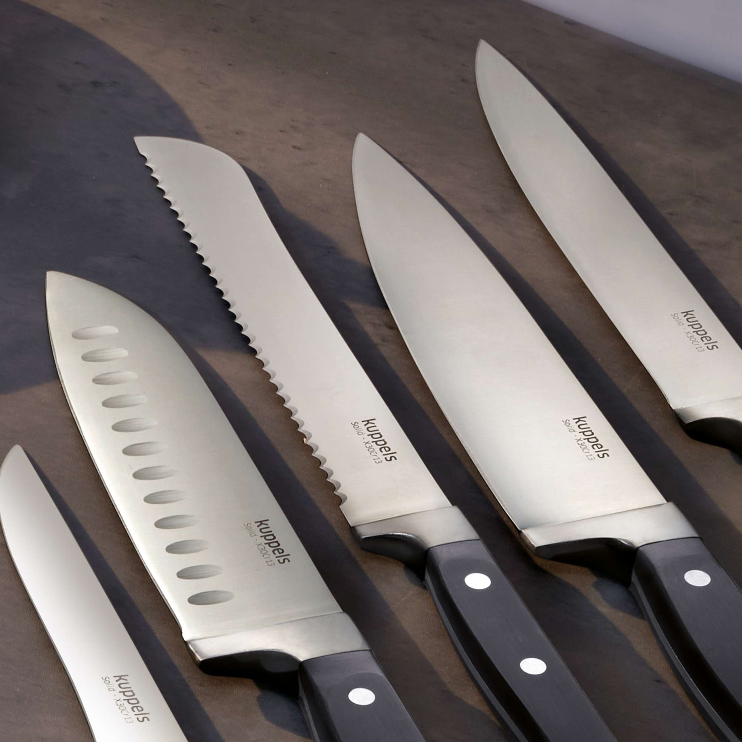 Solides Kuppels Kochmesser mit scharfer Klinge und ergonomischem Griff, ideal für präzises Schneiden in der Küche.