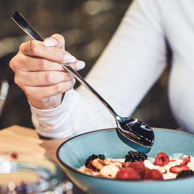 Kuppels Joghurtlöffel Set aus 2 Teilen, elegante Bestecksets für Joghurt, aus Edelstahl, auf weißem Hintergrund.