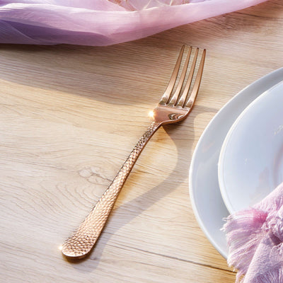 30-teiliges CRYSTAL Besteckset von Kuppels Home aus PVD rosé, Besteck mit elegantem Glanz und modernen Design, auf dunklem Hintergrund.