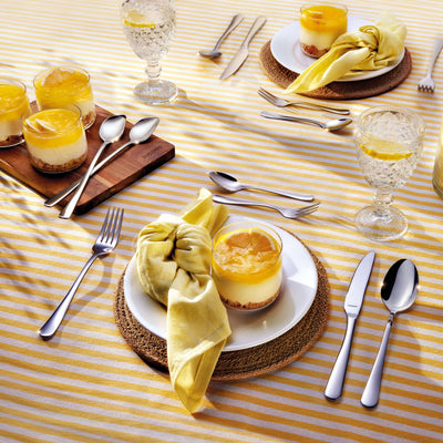 30-teiliges DELIA Besteckset aus Edelstahl von Kuppels Home, elegante Messer, Gabeln, Löffel und Teelöffel auf dunklem Hintergrund