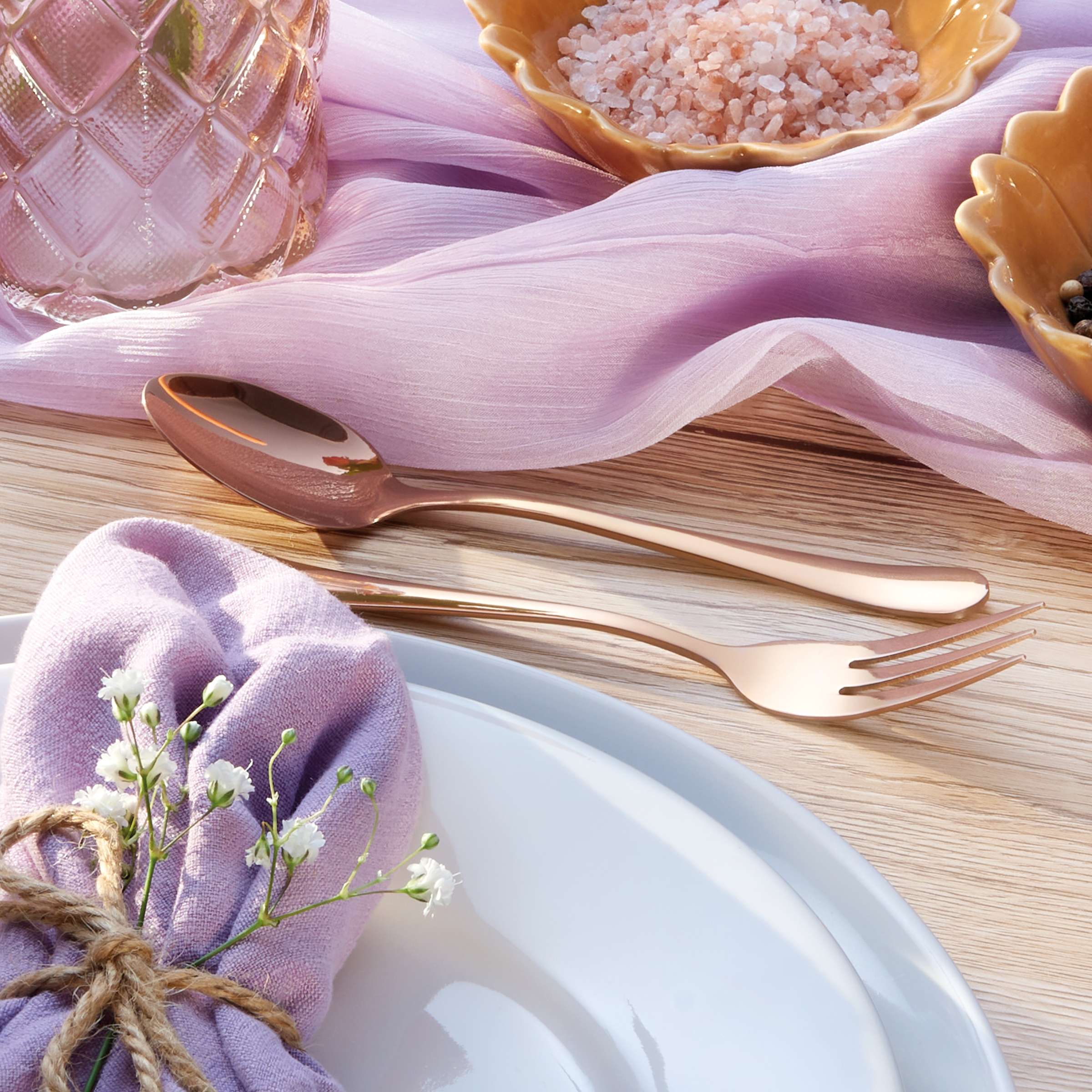 30-teiliges DELIA Besteckset von Kuppels Home, PVD rosé, Edelstahl Besteck für Mahlzeiten, elegante Design, auf rustikalem Holztisch