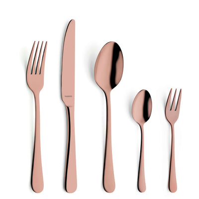 30-teiliges DELIA Besteckset von Kuppels Home aus PVD rosé, edles Besteck für den gedeckten Tisch, zeigt Messer, Gabeln und Löffel.
