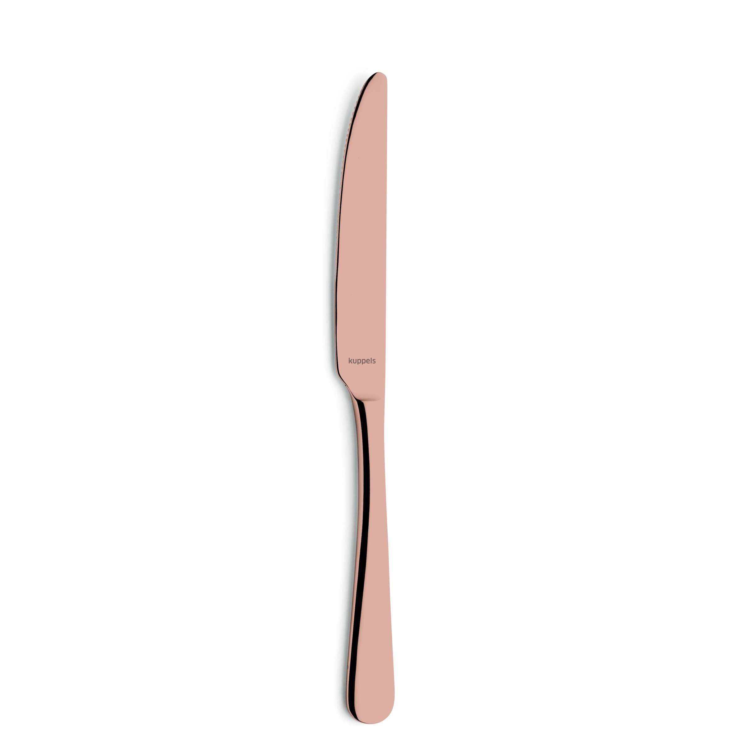 30-teiliges DELIA Besteckset von Kuppels Home aus PVD rosé, Messer, Gabeln und Löffel auf einem weißen Tisch.