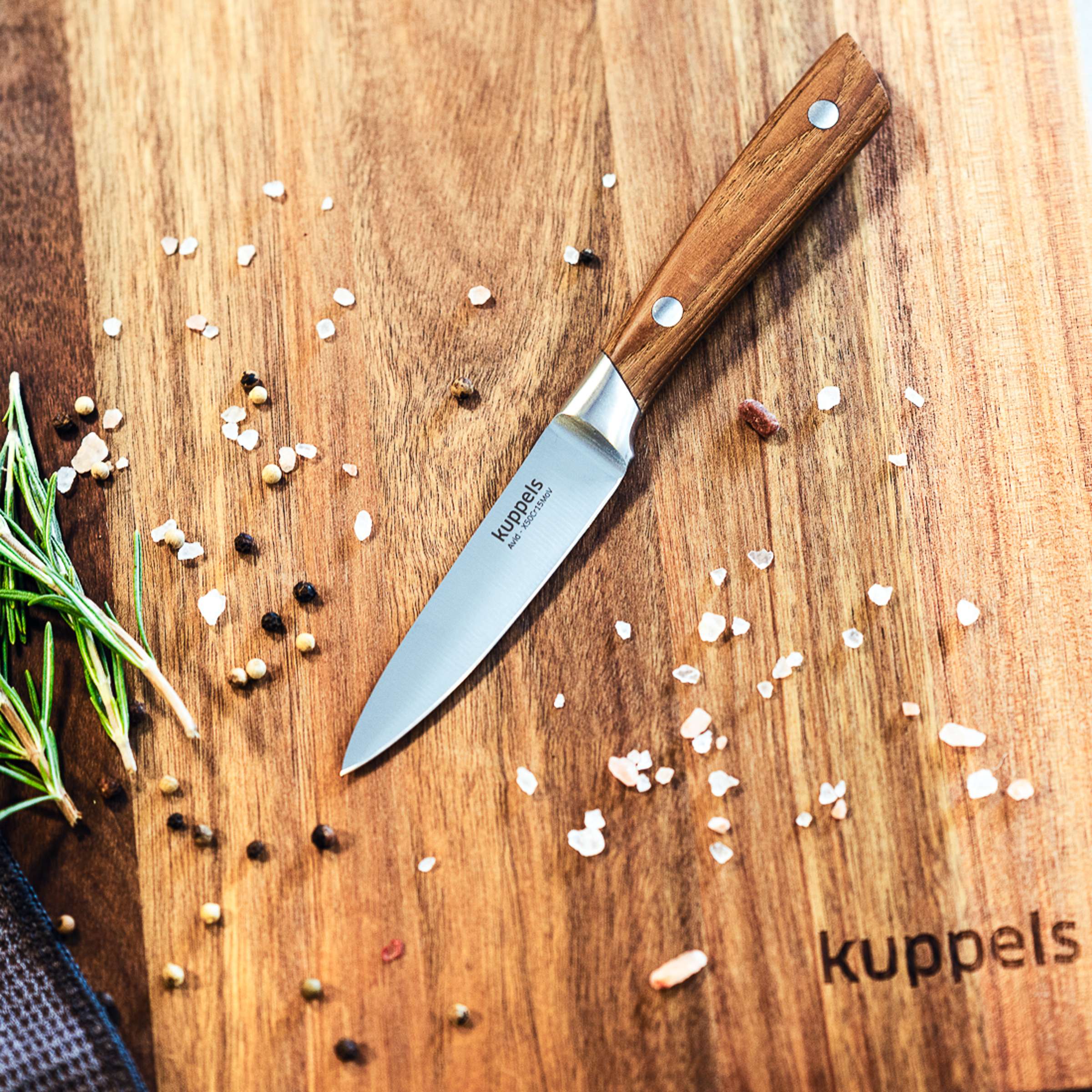 Kuppels AVID Spickmesser Küchenmesser mit schmaler Klinge auf Holzblock, perfekt zum Schneiden und Spicken in der Küche