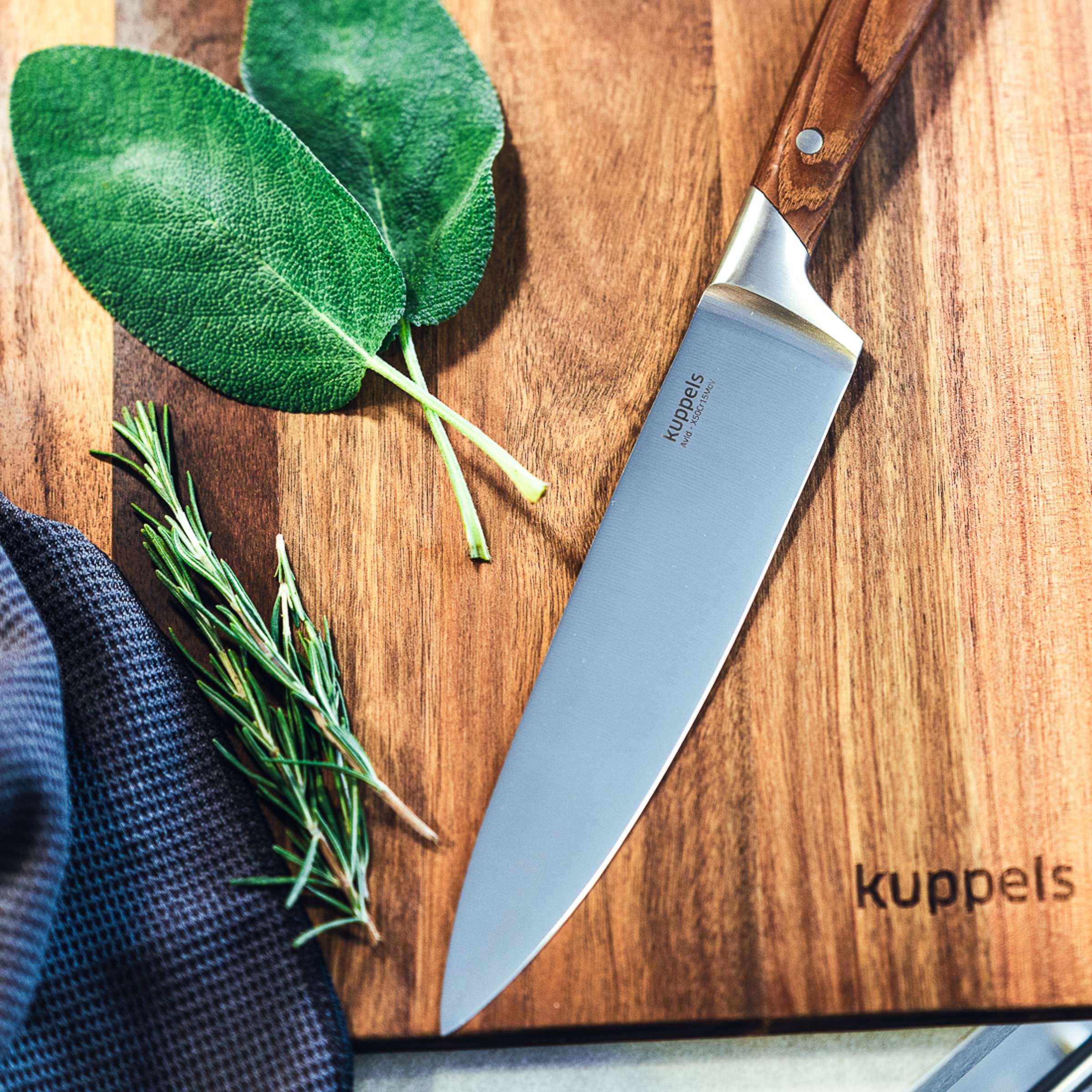 Kuppels AVID Kochmesser Küchenmesser mit scharfer Klinge und Holzgriff auf heller Küchenoberfläche