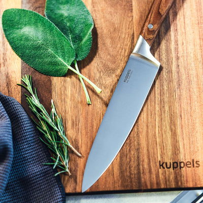 Kuppels AVID Kochmesser Küchenmesser mit scharfer Klinge und Holzgriff auf heller Küchenoberfläche