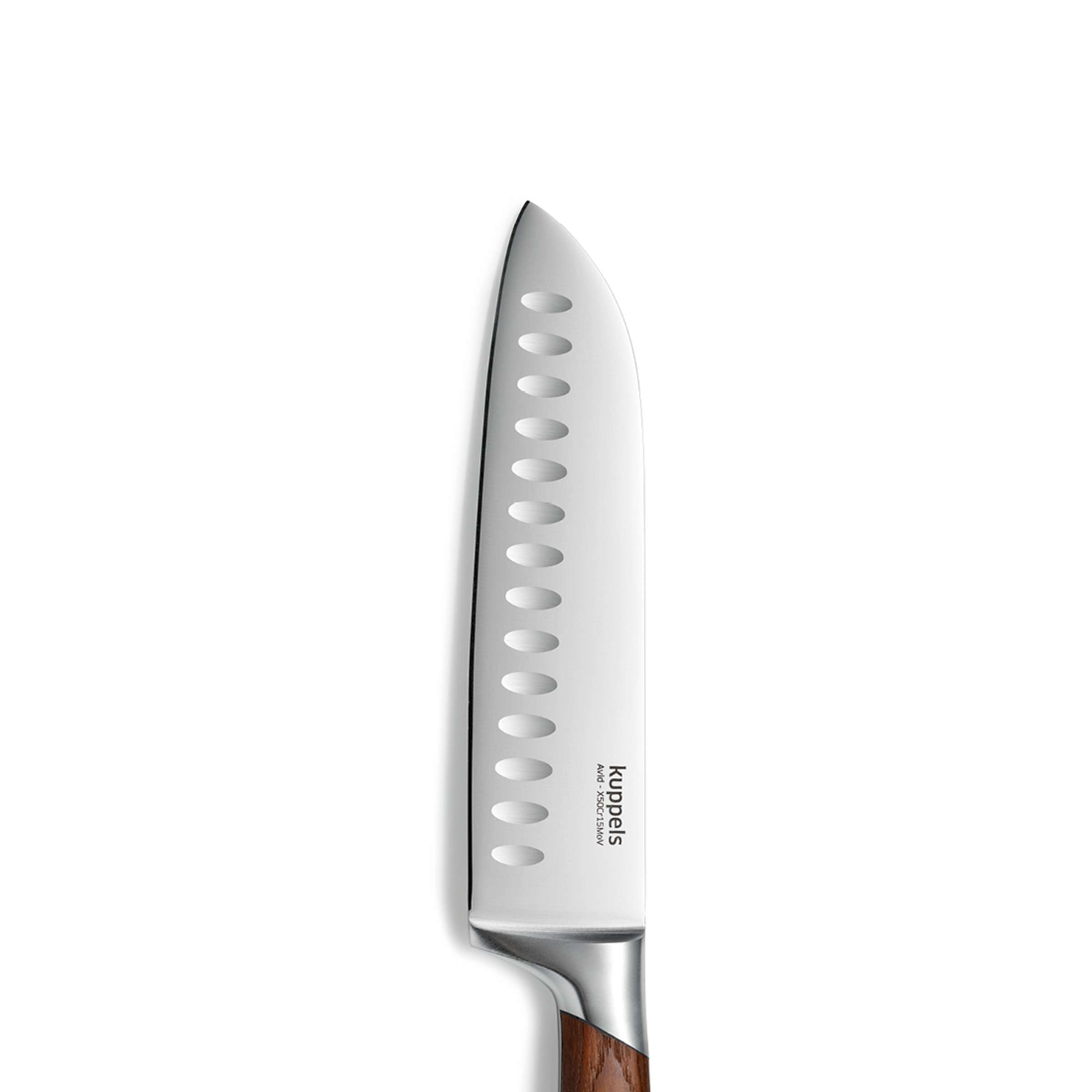 Kuppels AVID Santokumesser, scharfes Küchenmesser mit ergonomischem Griff auf hellem Schneidebrett