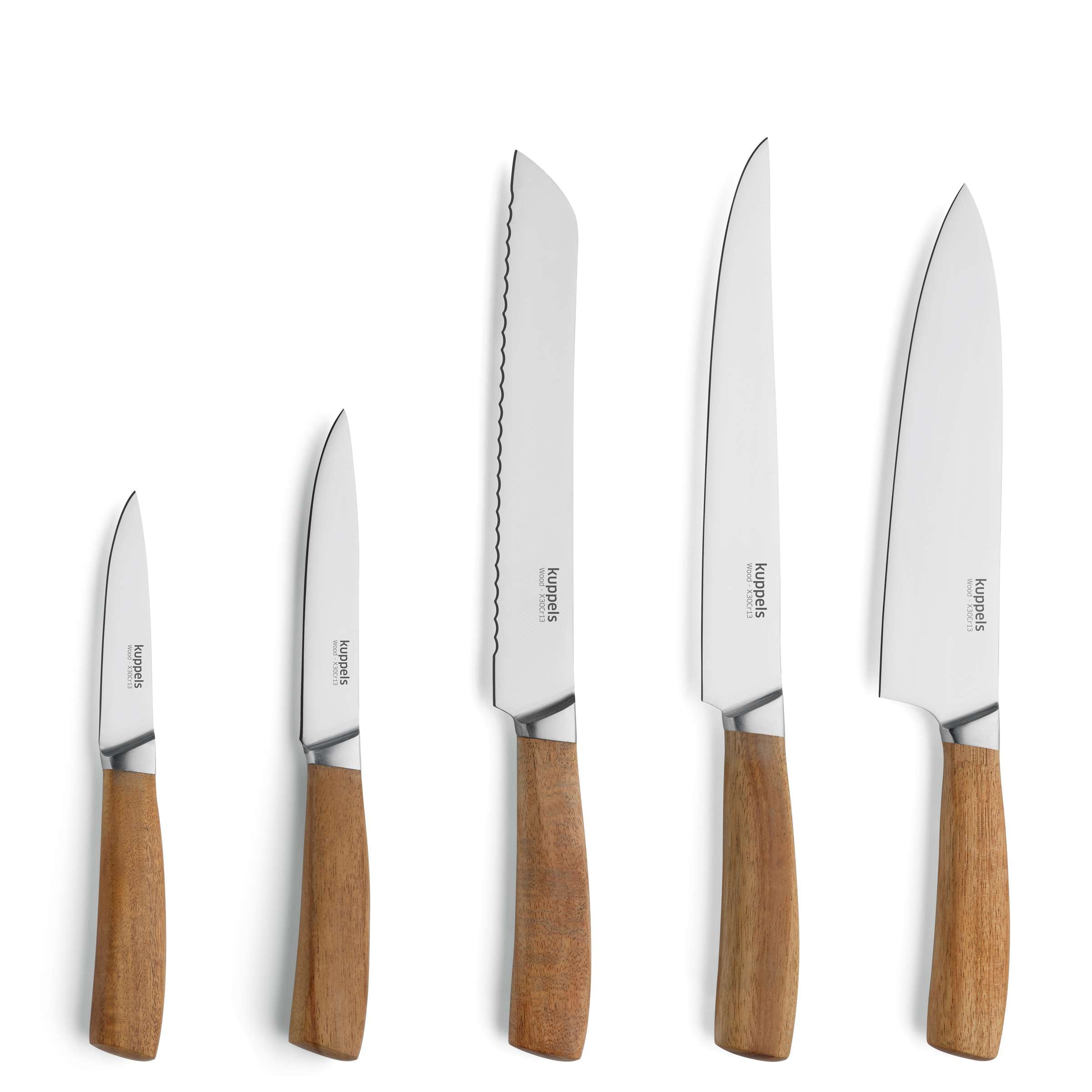 Kuppels WOOD Messerblock 5-teilig aus Holz mit Messerfächern und Messern in natürlichem Design, auf Küchenarbeitsplatte stehend