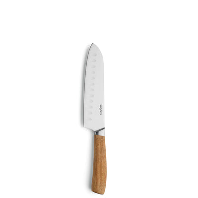 Kuppels WOOD Santokumesser Küchenmesser mit Holzgriff, scharf und vielseitig, auf Schneidebrett liegend.