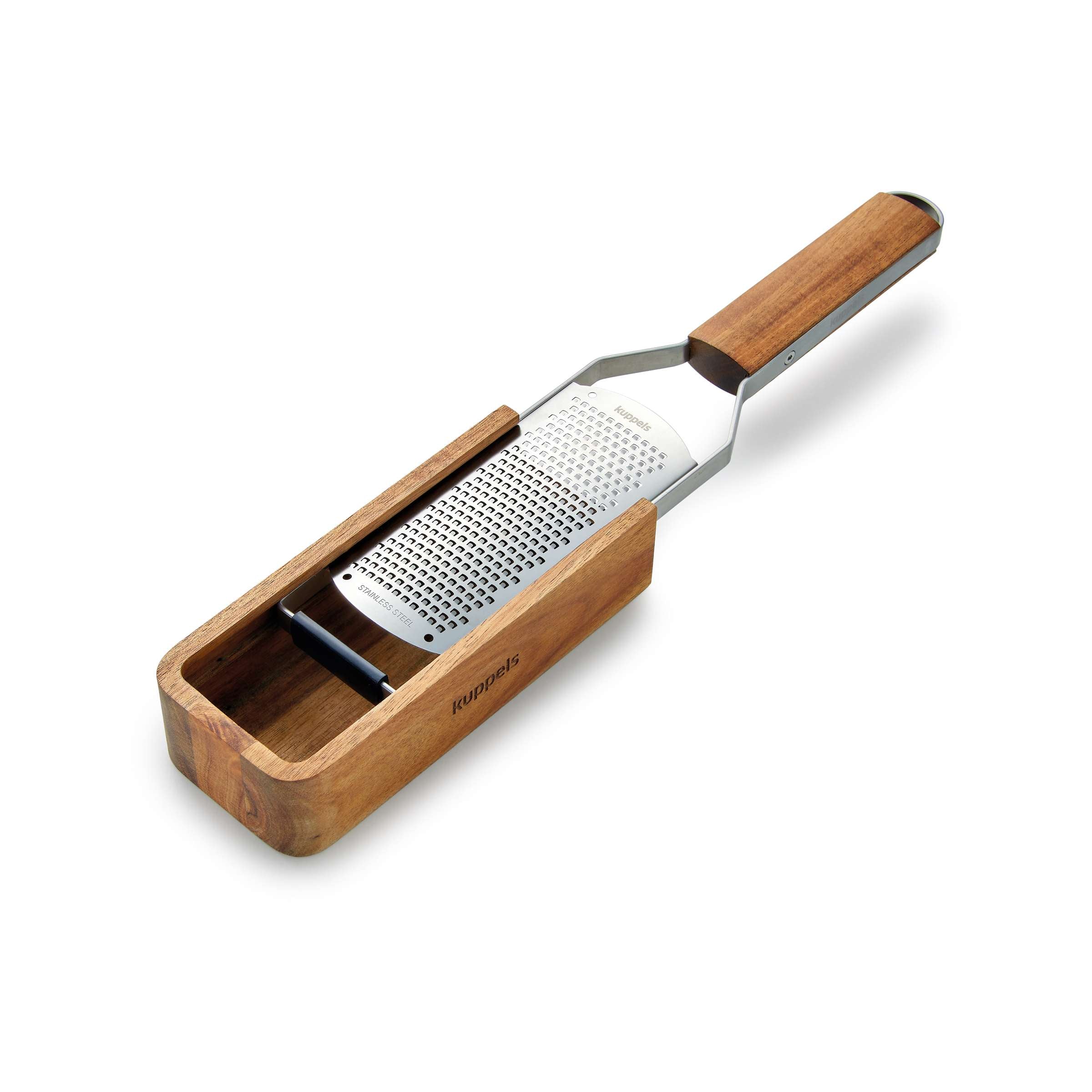 Feine GRANO Handreibe mit Holzcontainer, Kuppels Accessoire für Gewürze und Kräuter, Nahaufnahme der Reibe und Holzbehälter