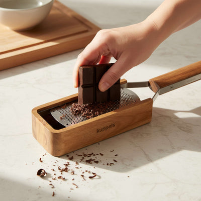 Feine GRANO Handreibe von Kuppels mit Holzcontainer, langlebiges Küchenaccessoire für Gewürze und Kräuter.