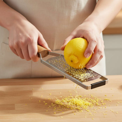 Kuppels GRANO Handreibe grob mit Plastikkappe, robustes Küchenaccessoire für grobes Reiben, Nahaufnahme der Reibe.