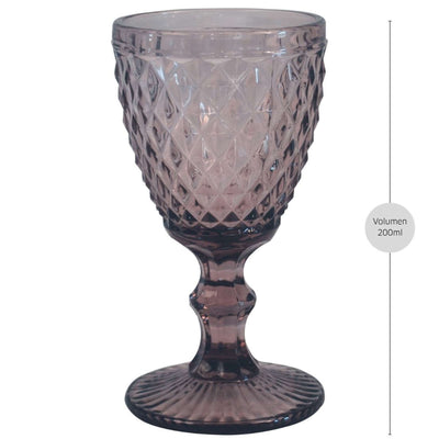 Lila Weinglas aus der DIAMOND-Serie von Médard de Noblat, elegantes Tafelgeschirr mit modernem Design, Nahaufnahme