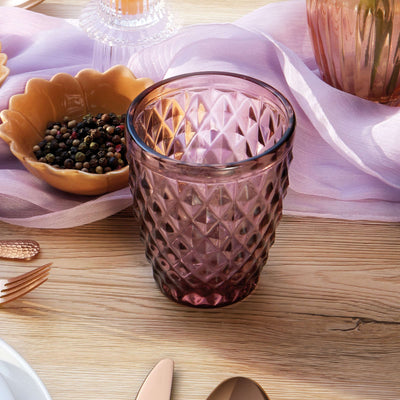Lila DIAMOND Trinkglas von Médard de Noblat, elegantes Wasserglas aus Kristallglas mit geometrischem Design.