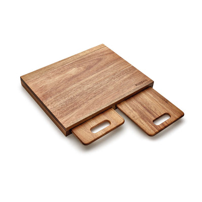 Schneidebrett der Marke Kuppels, robustes Schneidebrett aus Holz für Küchenarbeiten, mit glatter Oberfläche und Griffen.