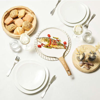 Weiße 18-teilige SVEN Geschirr Set von Médard de Noblat mit Tellern, Schüsseln und Tassen, elegant und modern für den Esstisch.