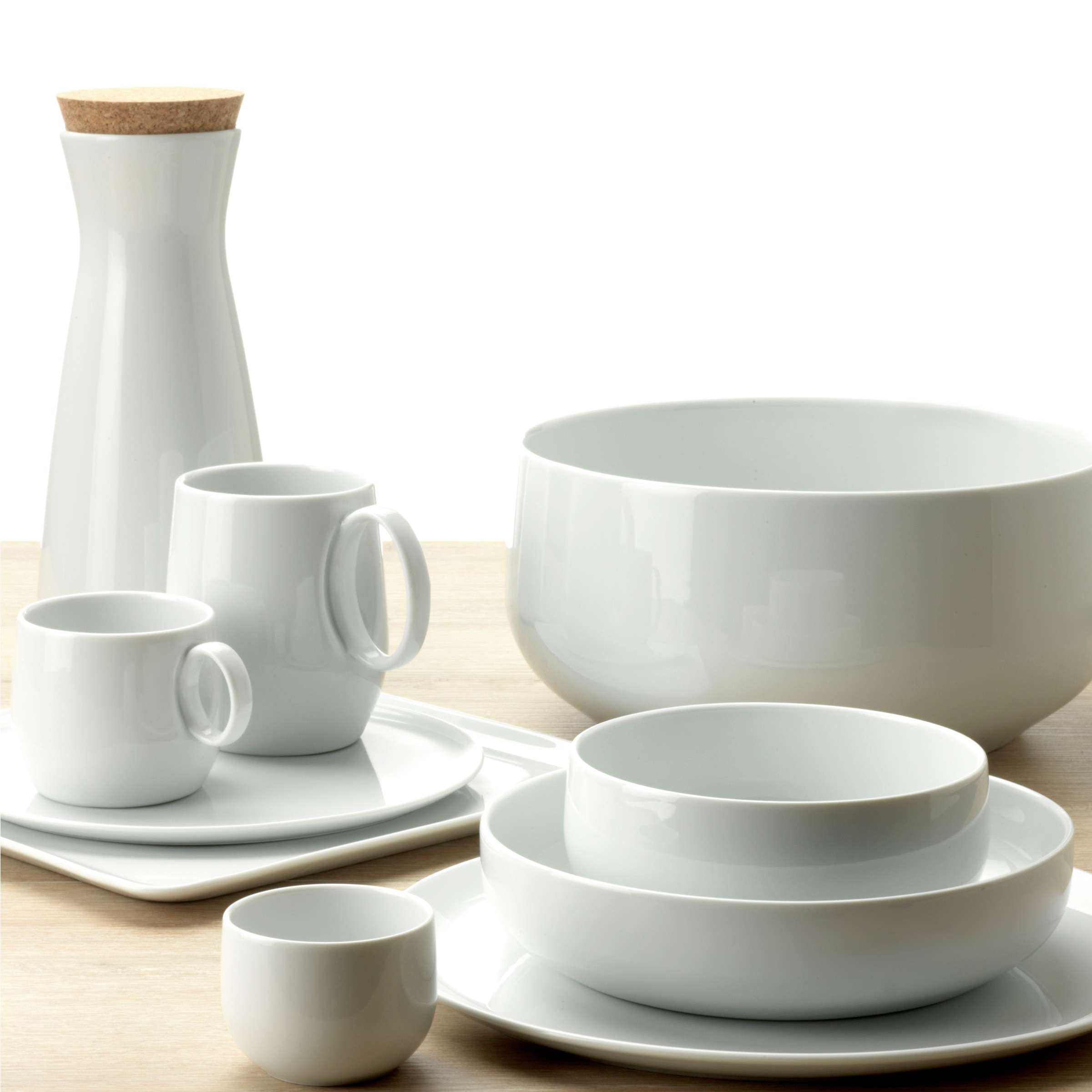 Weiße Yaka Tasse aus Geschirr von Médard de Noblat auf einem Esstisch, detailreiche Keramiktasse für Kaffee oder Tee.