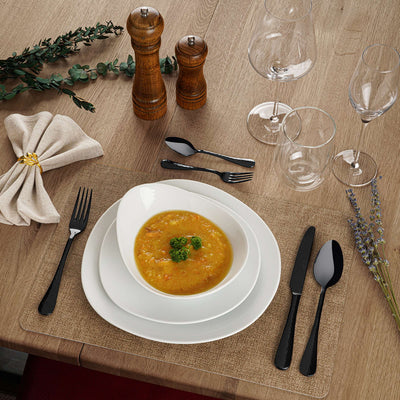 Schwarz lackiertes 24-teiliges Besteckset von Paul Wirths, hochwertiges Cutlery Set mit modernem Design, auf einem weißen Hintergrund.