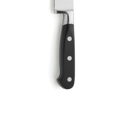 Schneide das Richardson Sheffield V Sabatier Kochmesser mit scharfer Klinge aus rostfreiem Stahl, auf einem Schneidebrett liegend
