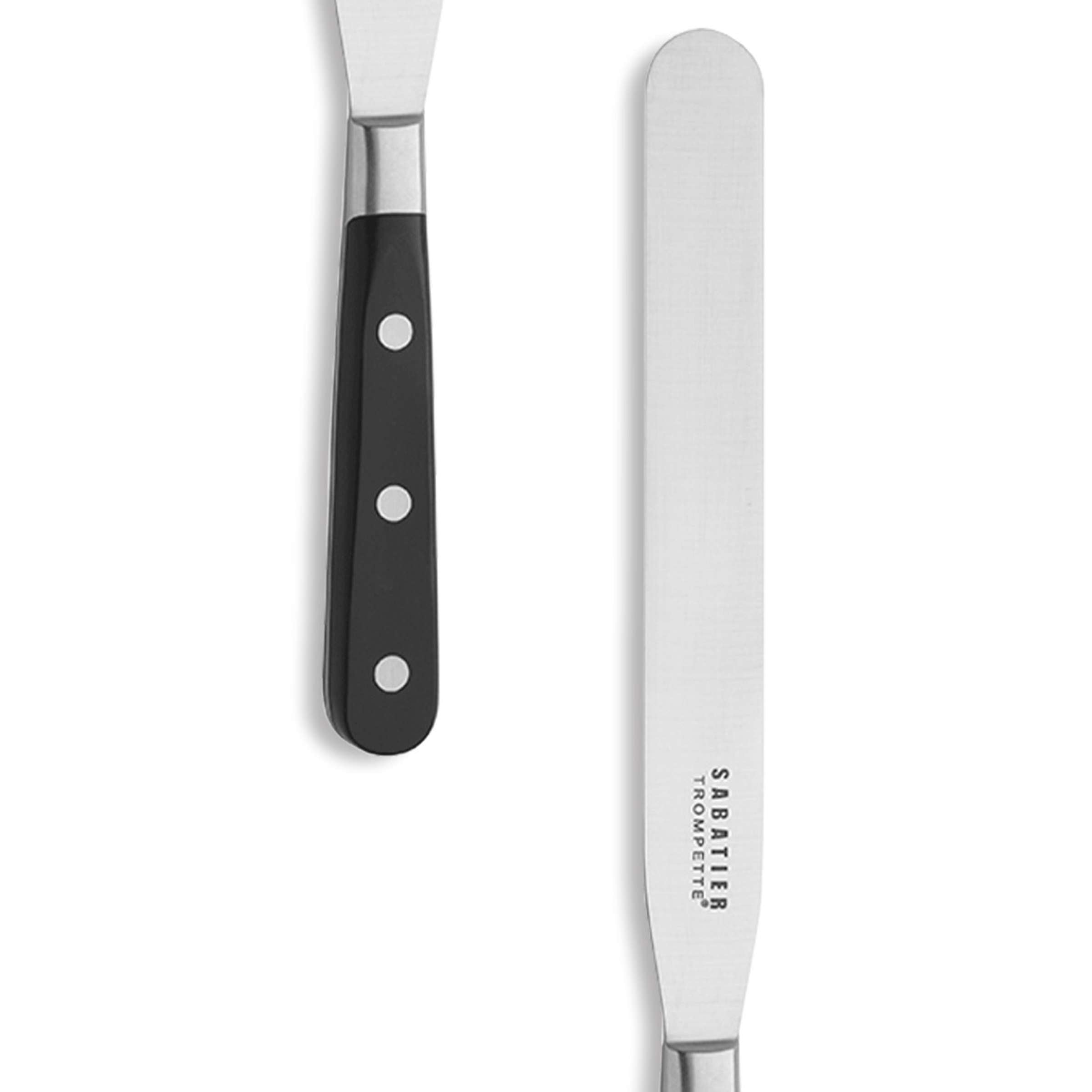 Sabatier Trompette Küchenmesser von Richardson Sheffield, scharfes Küchenmesser mit ergonomischem Griff, auf holzartigem Schneidebrett.