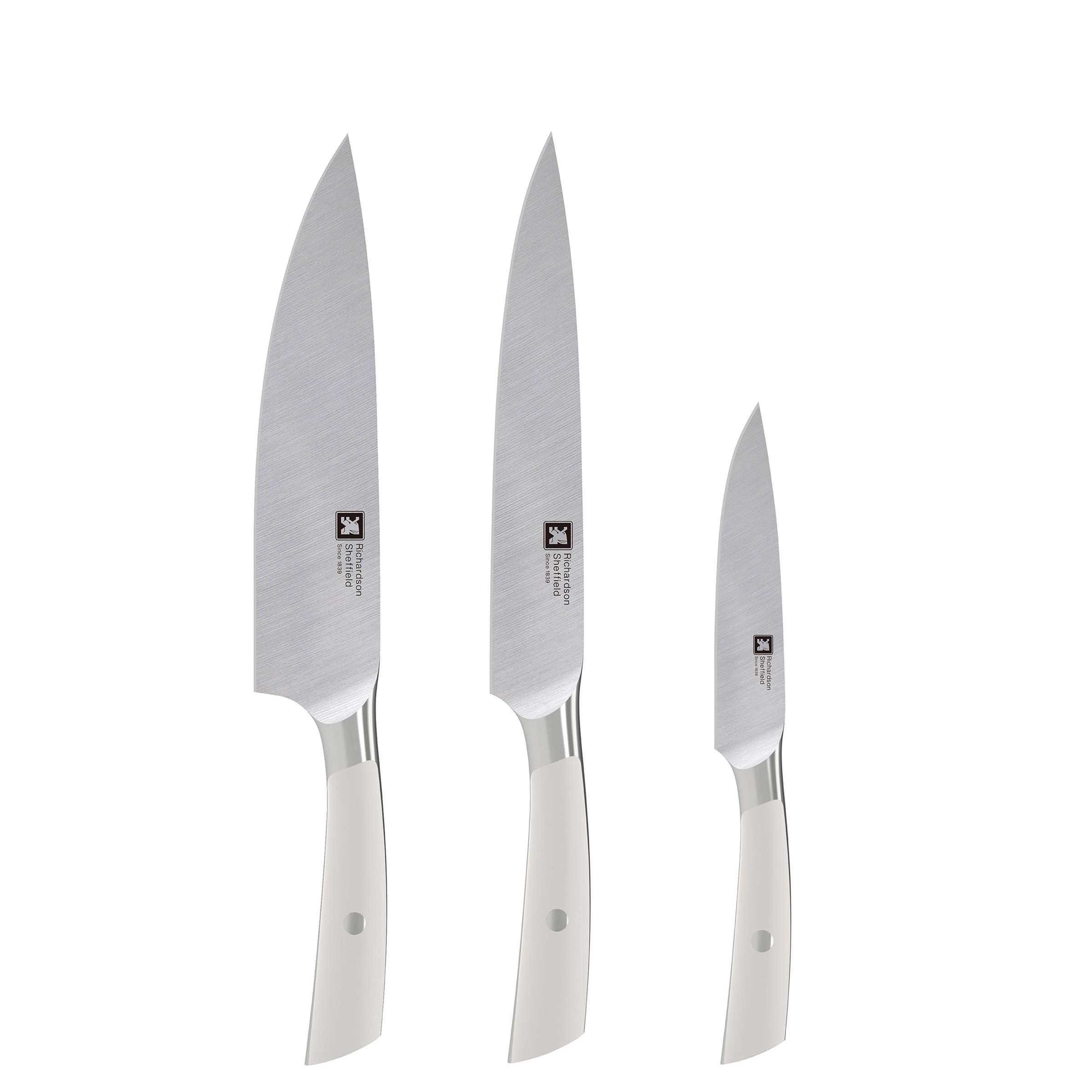 Drei Messer im SUPREME Küchenmesser-Set von Richardson Sheffield, scharfe Klingen und ergonomische Griffe sichtbar.