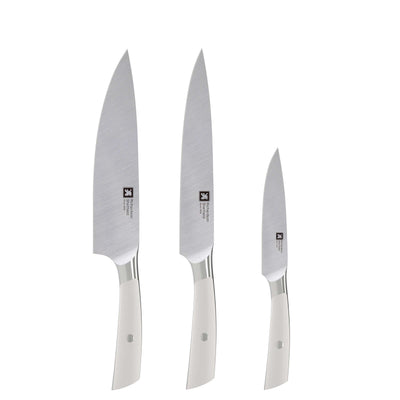 Drei Messer im SUPREME Küchenmesser-Set von Richardson Sheffield, scharfe Klingen und ergonomische Griffe sichtbar.