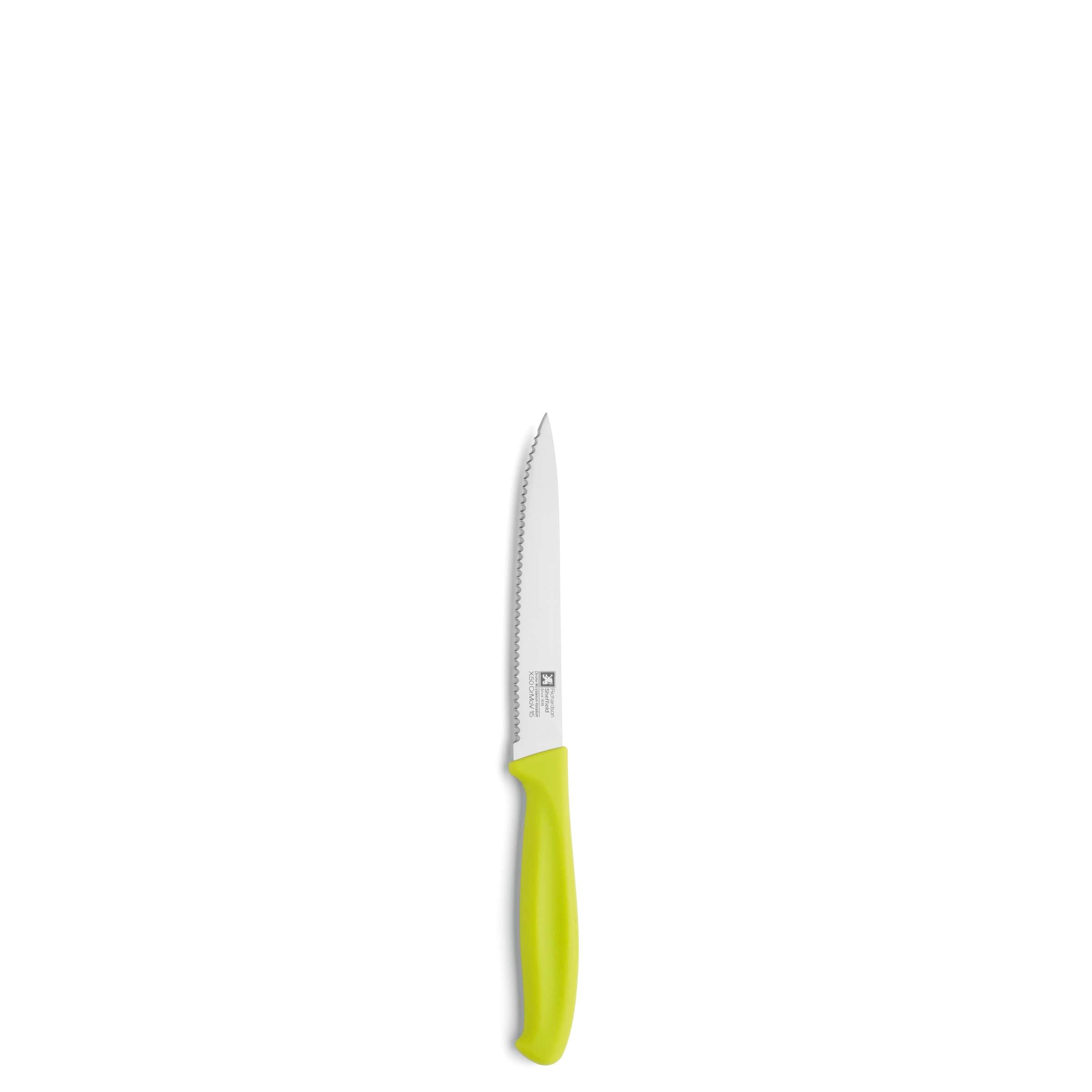 Dreiteiliges Richardson Sheffield Küchenmesser-Set SUP R CUT mit Allzweckmessern, scharfe Klingen, ergonomische Griffe, auf Schneidebrett.