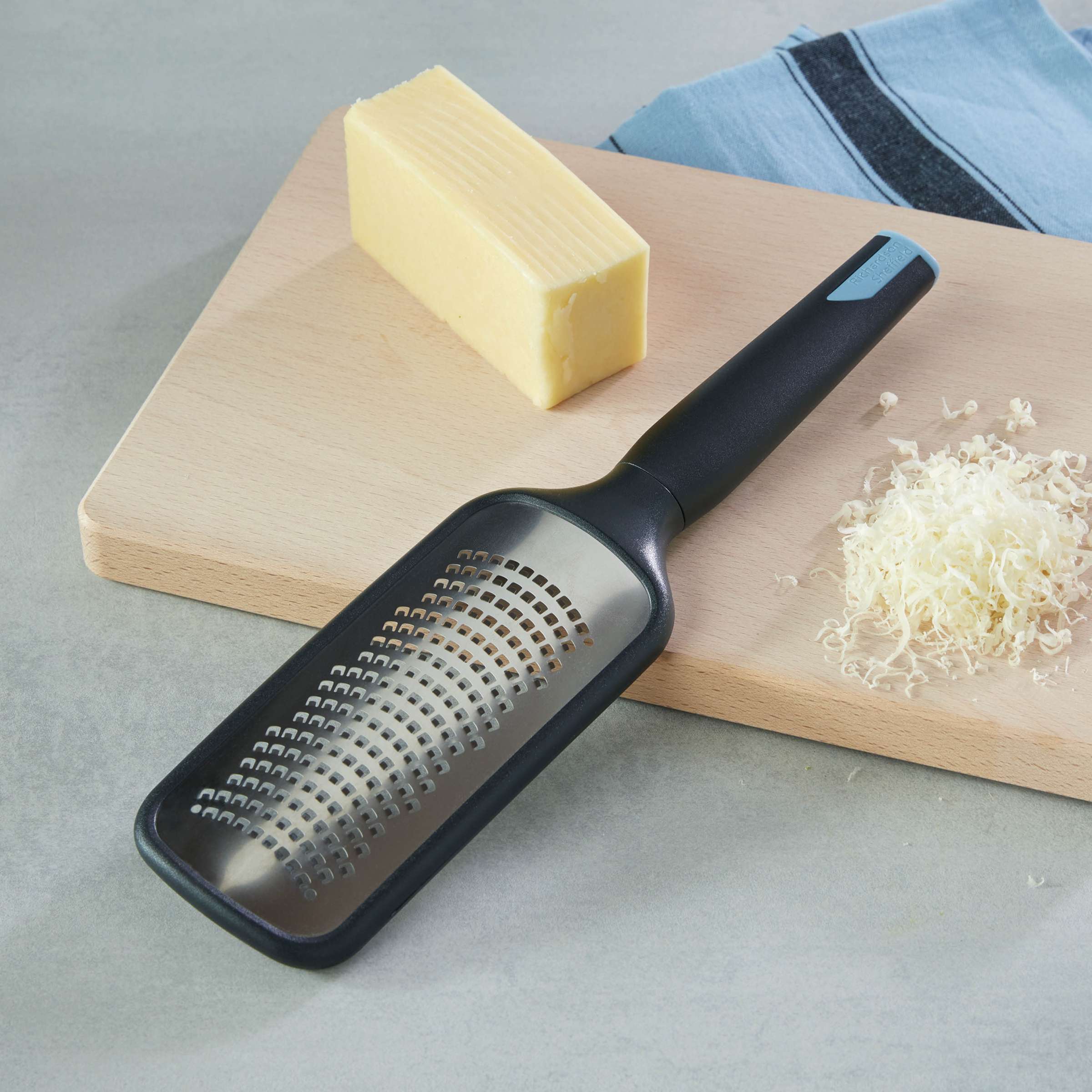 Grobe Reibe von Richardson Sheffield, Teil der REFINEST Accessoires, zeigt ein robustes Edelstahl-Design auf einem Küchenbild.