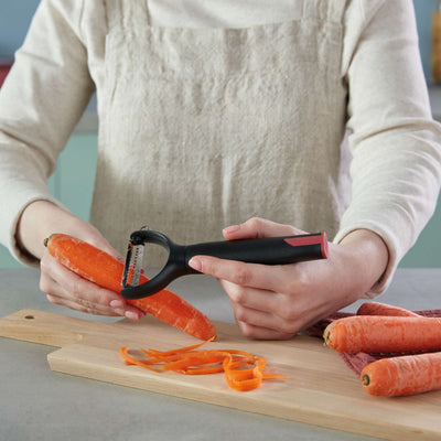 Richardson Sheffield REFINEST Y-Sparschäler Julienne Klinge, rotes Küchenaccessoire für feine Gemüseschnitte, Nahaufnahme
