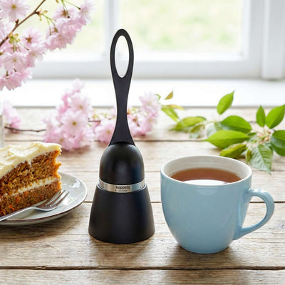 Kuppels TEA TIME Tee Ei mit Stand, Accessoire für Tee-Genuss, aus Keramik in stilvollem Design, auf einem Tisch präsentiert