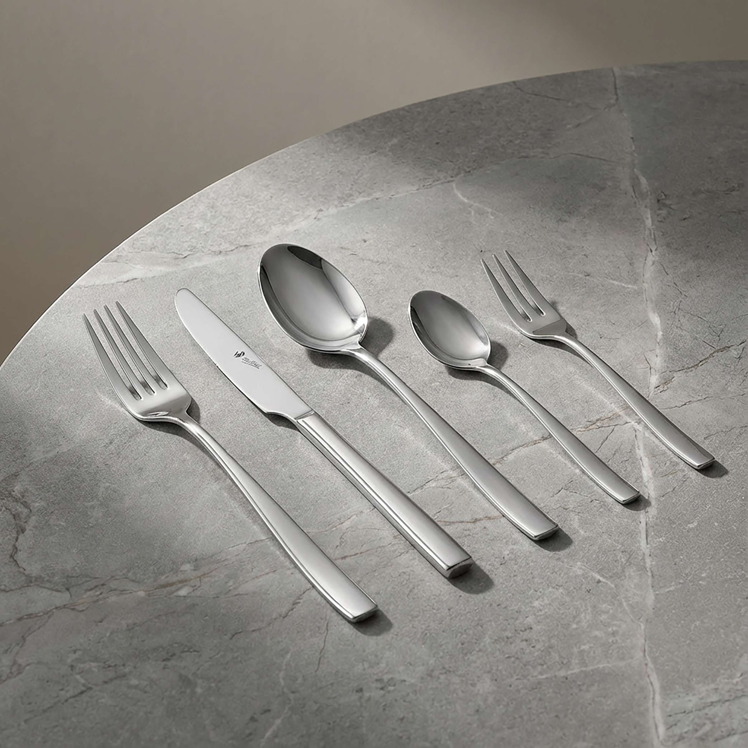 PURE Besteckset 68-teilig von Paul Wirths, Edelstahl-Geschirrset mit Messer, Gabel, Löffel für moderne Tischdekoration.