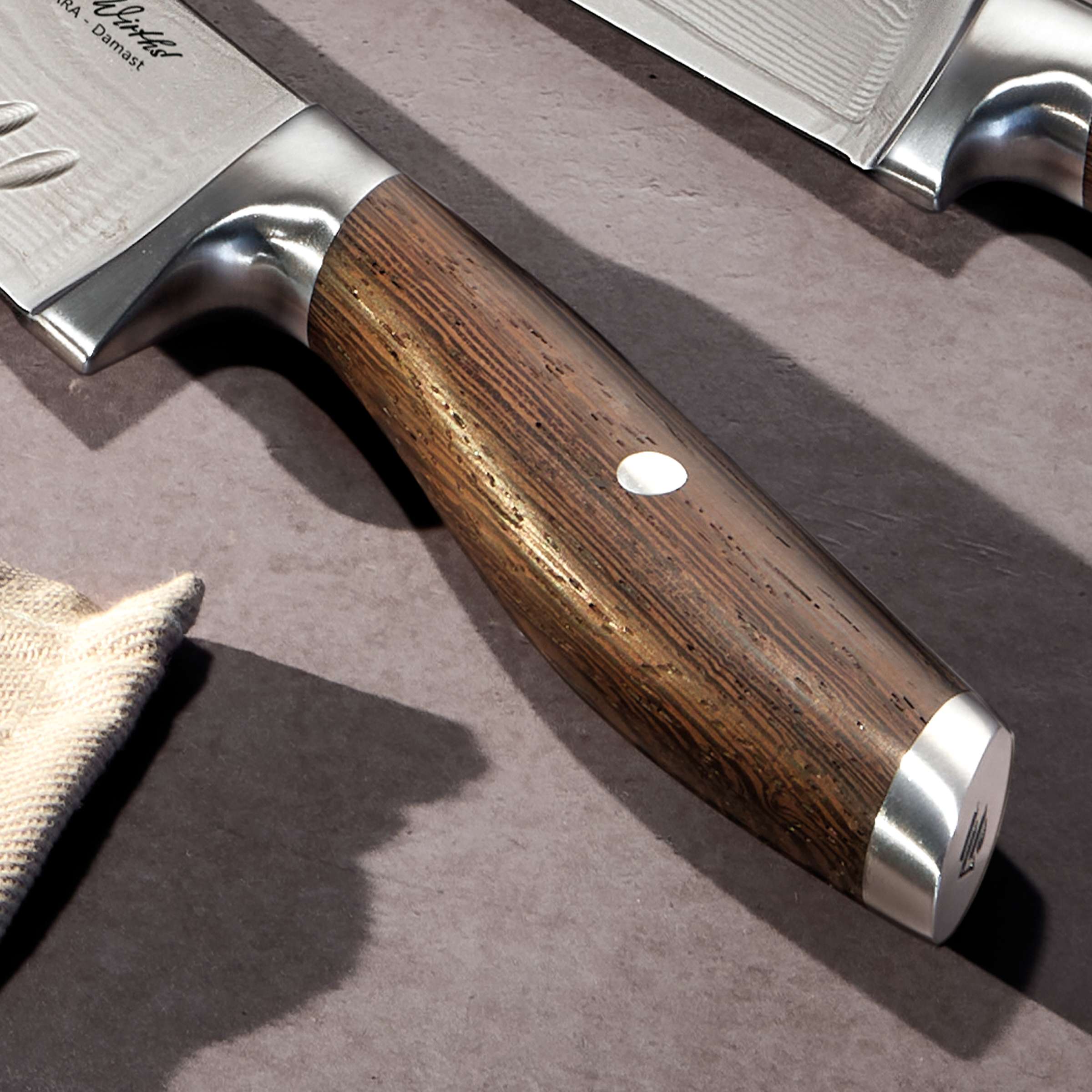 Santokumesser von Paul Wirths, scharfes Küchenmesser mit ergonomischem Griff, auf dunklem Hintergrund fotografiert