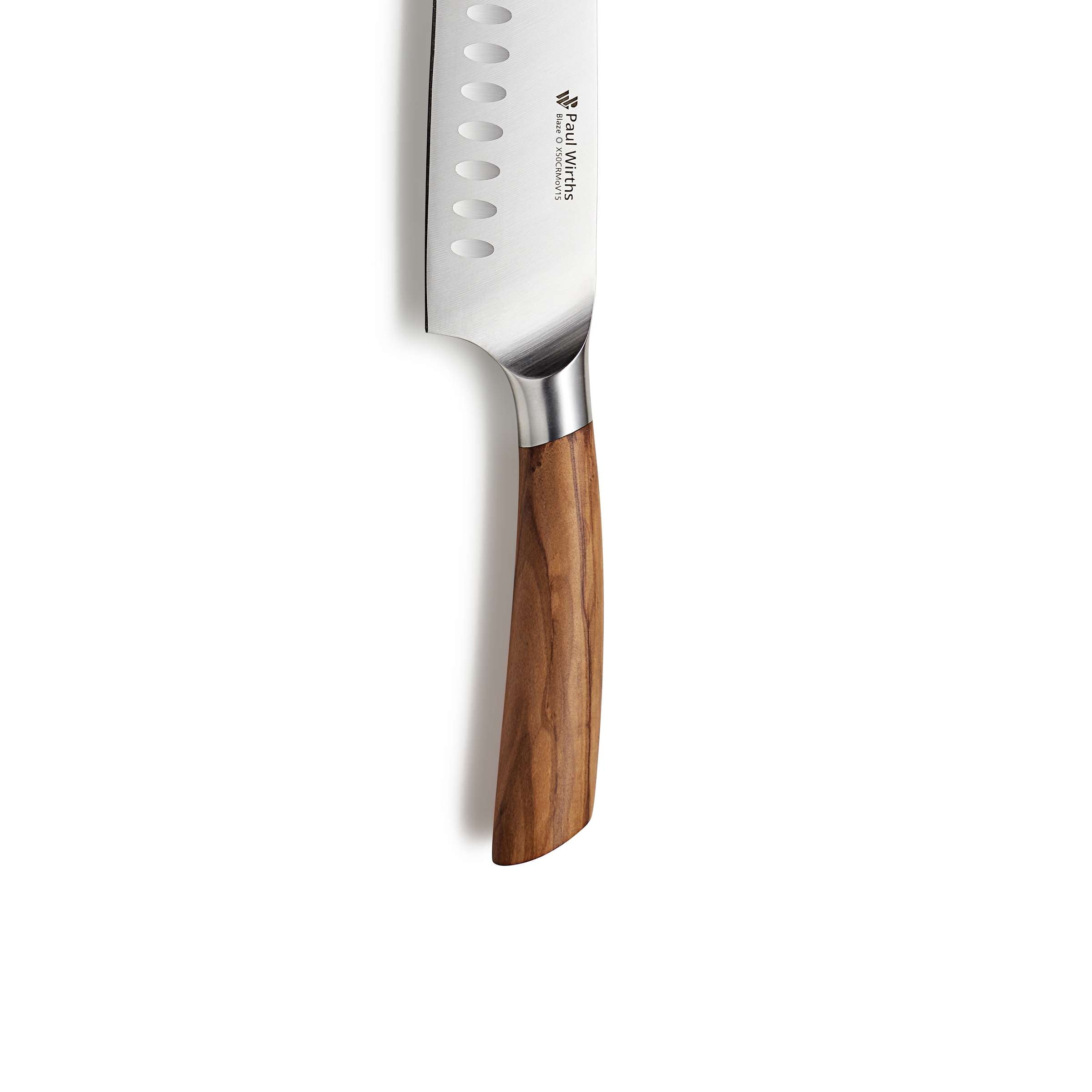 Paul Wirths BLAZE Santokumesser, scharfes Küchenmesser mit ergonomischem Griff auf hellem Schneidebrett